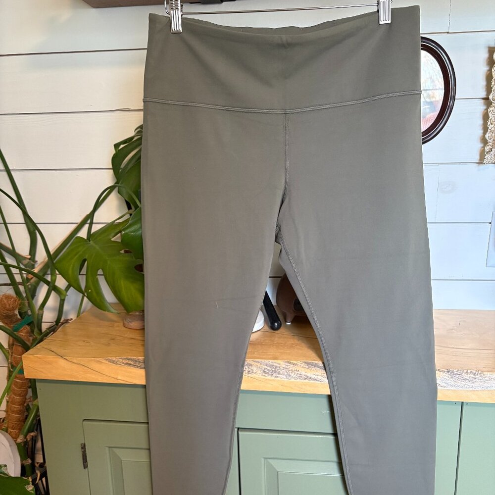 Athleta Ultra High Rise Elation leggings in a soft olive gray 🤍 XL